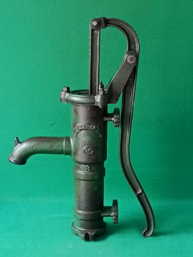 Vecchia pompa mano pozzo - vecchia,
