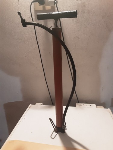 Vecchia pompa per bicicletta - pompa,